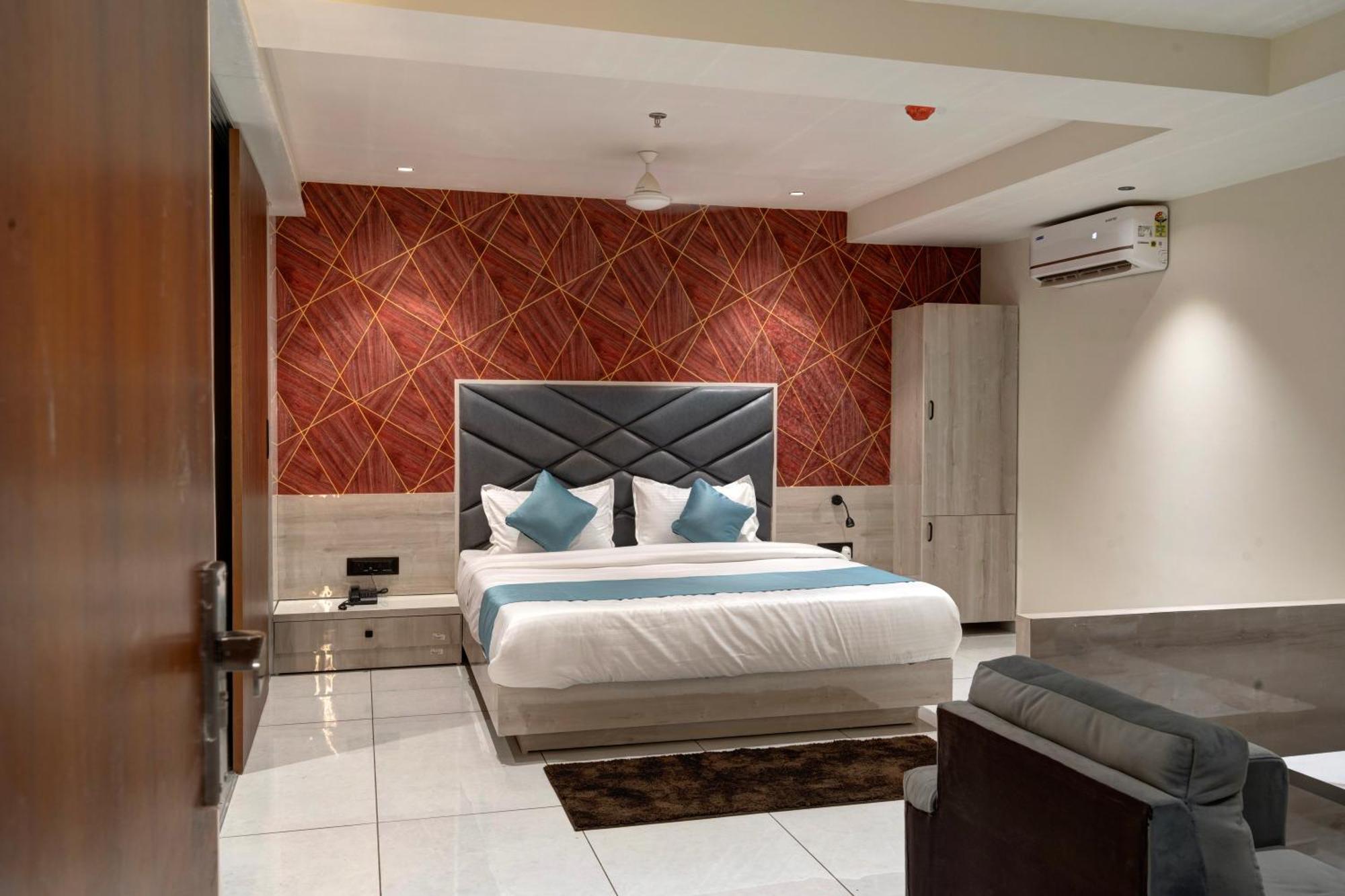 Hotel Shrimad Villa Ґандінаґар Екстер'єр фото