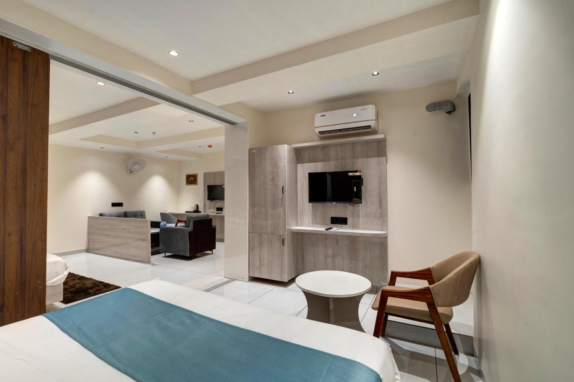 Hotel Shrimad Villa Ґандінаґар Екстер'єр фото