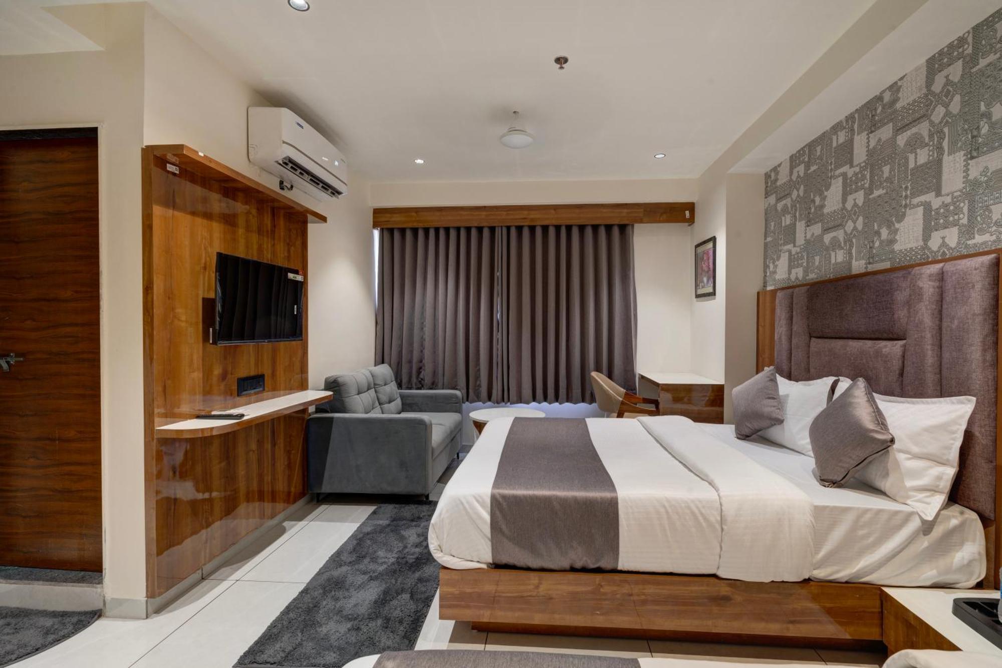 Hotel Shrimad Villa Ґандінаґар Екстер'єр фото