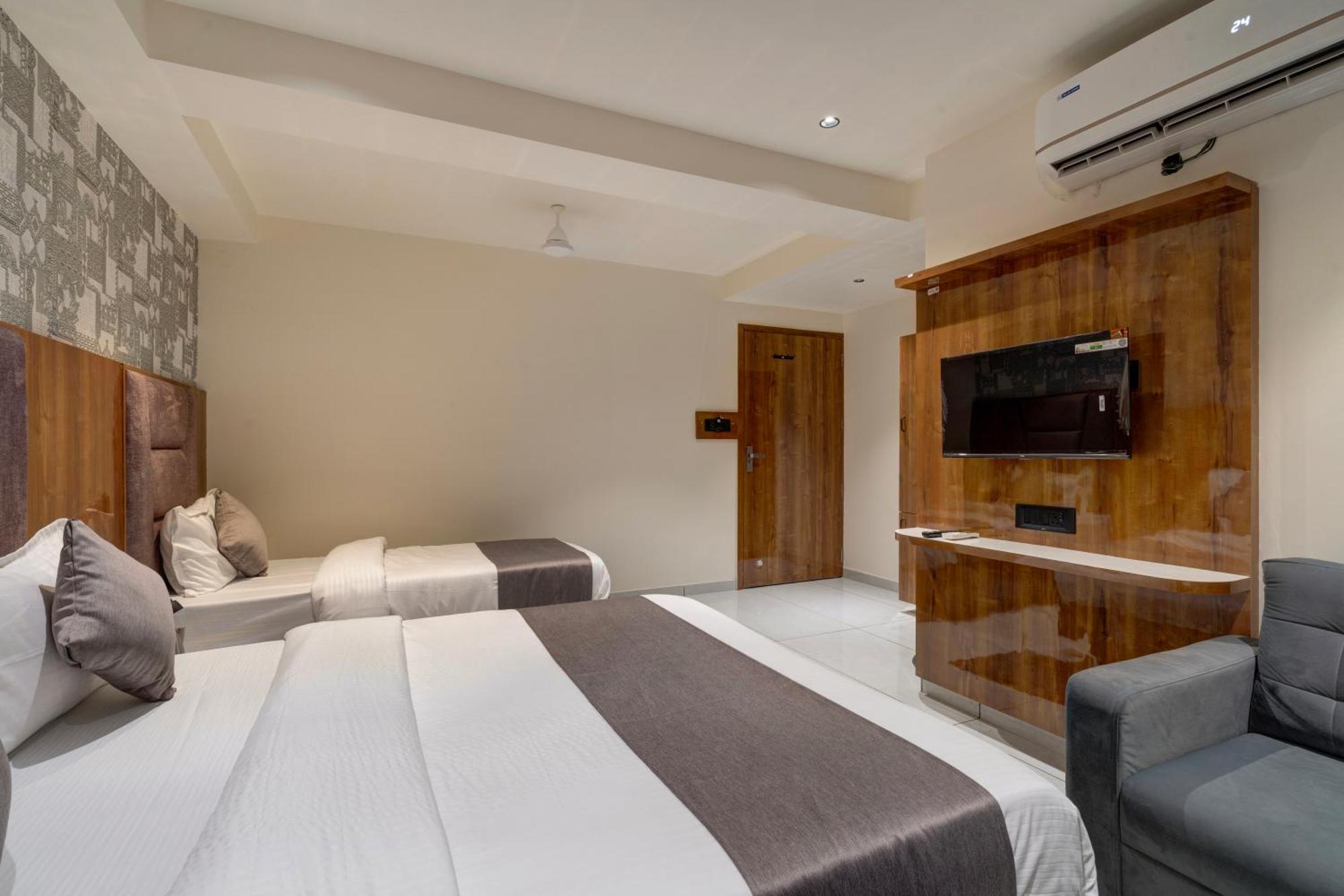 Hotel Shrimad Villa Ґандінаґар Екстер'єр фото
