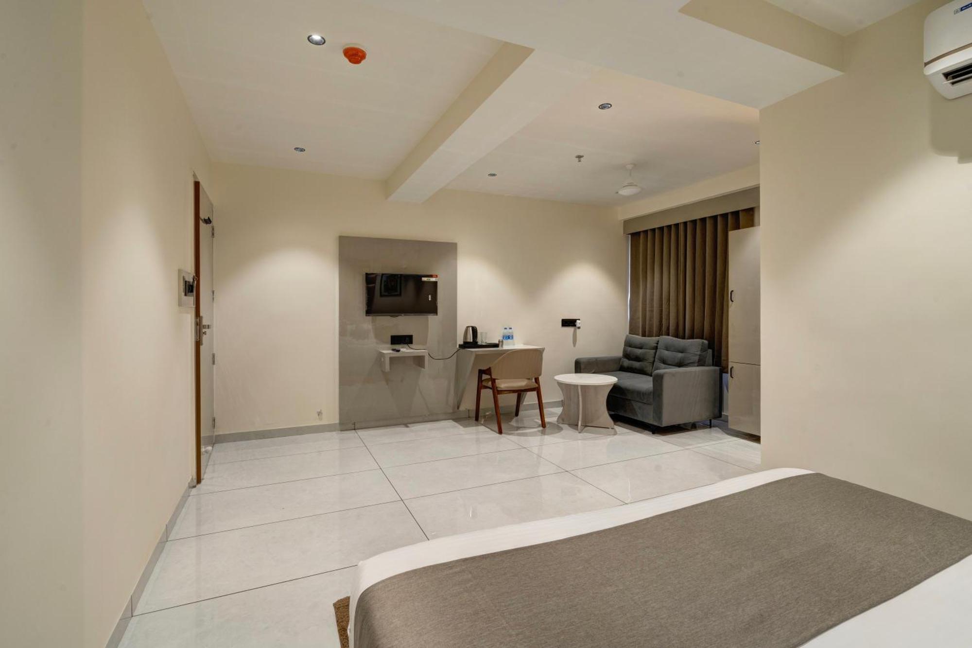 Hotel Shrimad Villa Ґандінаґар Екстер'єр фото