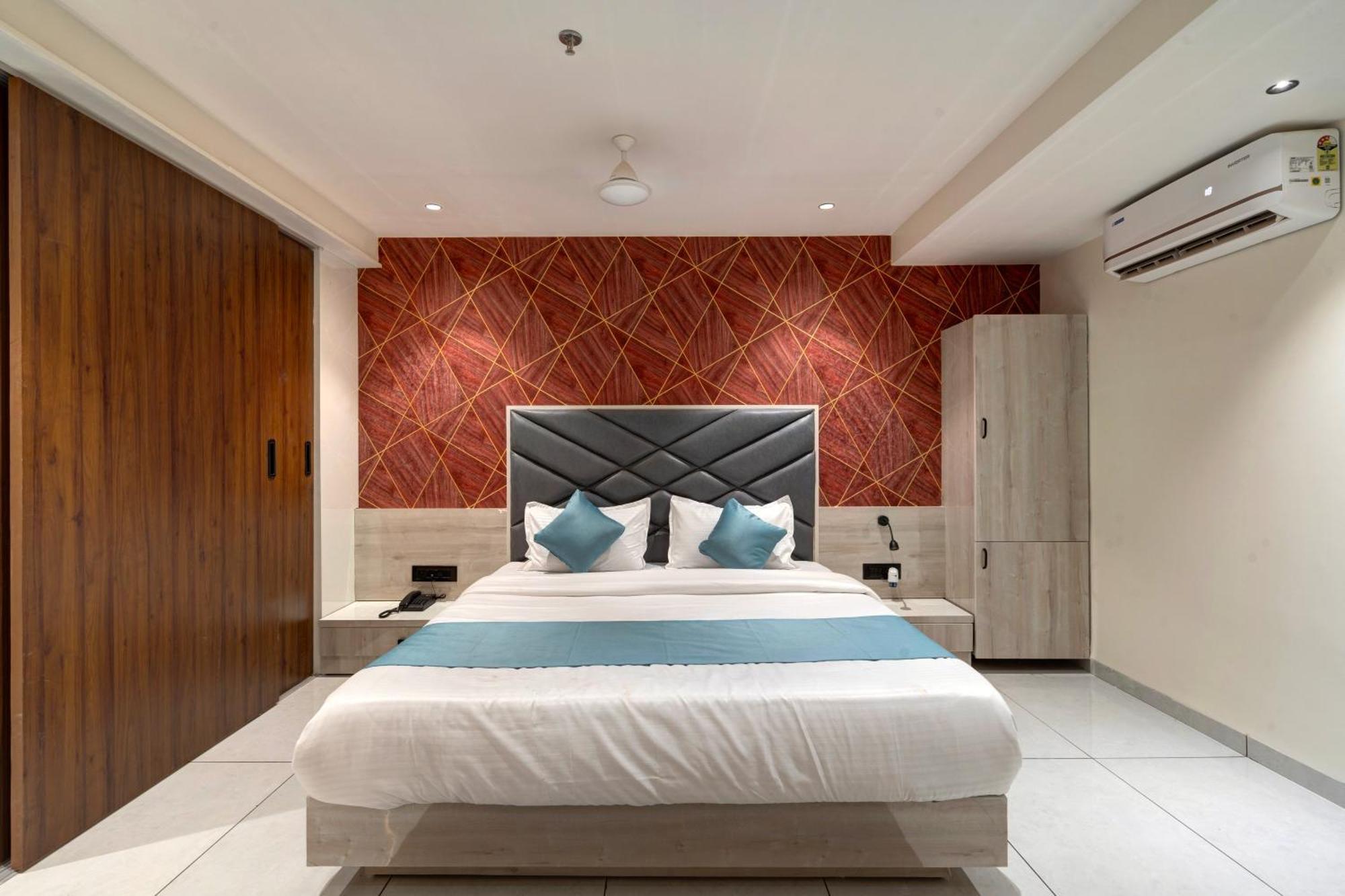 Hotel Shrimad Villa Ґандінаґар Екстер'єр фото